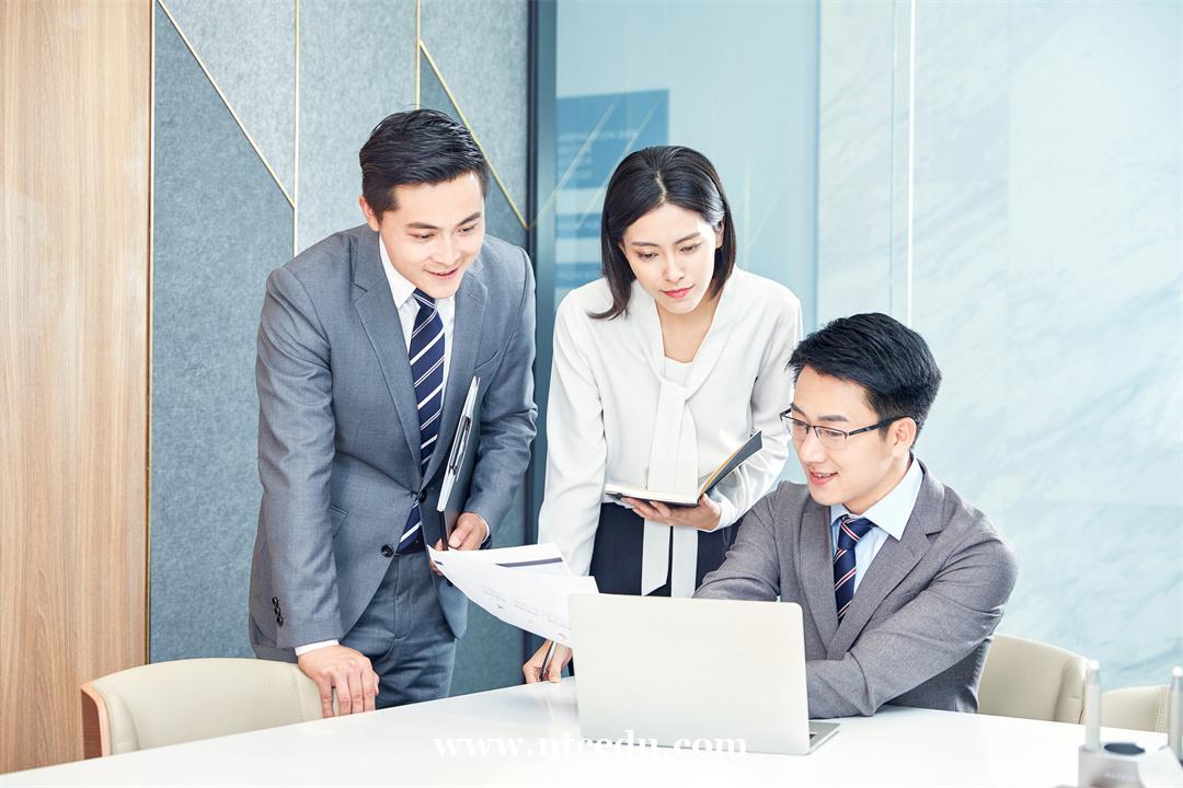 一把手和二把手在场,同时安排任务,该怎么办? 一把手和二把手在场,同时安排任务,该怎么办?